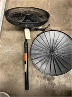 Pedestal fan, plugged in and it ran, fan blade