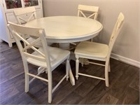 Distressed Finish Round Table with Four Chairs