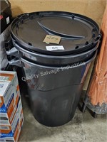 2pc plastic trash bins with lids