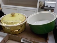 2 Hall casseroles 1 lid