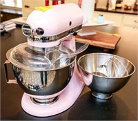 Kitchen Aid Mixer w/Attachements