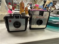 2PC VINTAGE CAMERAS KODAK HOLIDAY & MERCURY