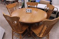 Round Oak Table w/  6 Chairs & 3 Leaves