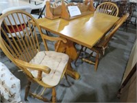 SOLID OAK DINING TABLE WITH 4 SPINDLE BACK CHAIRS