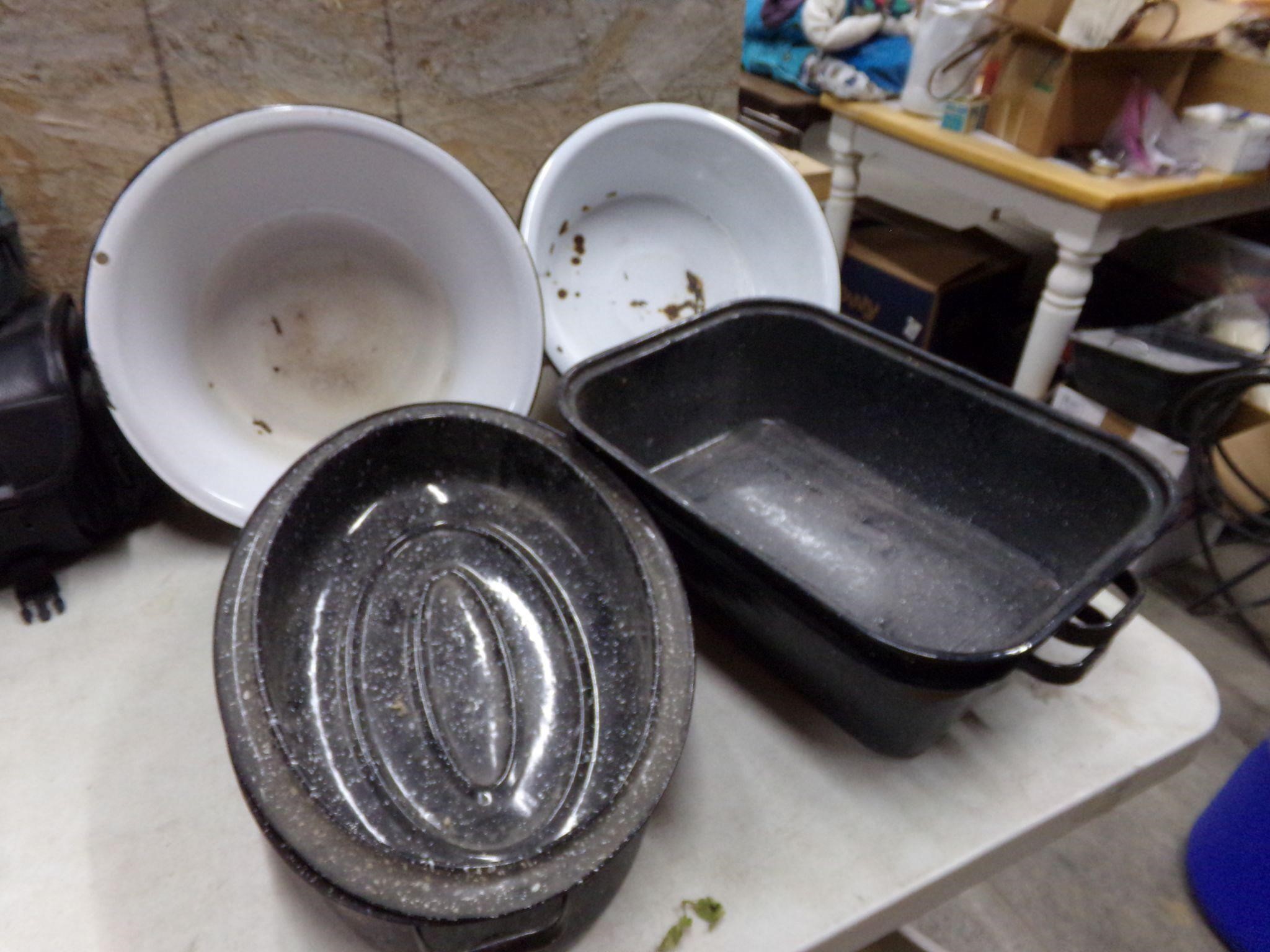 2 enamel bowls and 2 roasters
