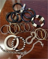 (21) Bracelets