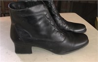 Bailey woman’s boots in box size 11