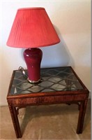 810 - SIDE TABLE W/ LAMP