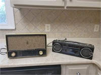 Lot of 2 Vintage Zenith & Sound Design Radio