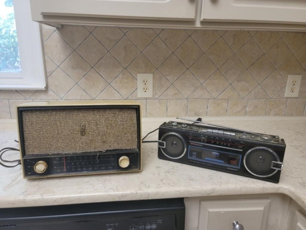 Lot of 2 Vintage Zenith & Sound Design Radio