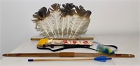 Quiver with bow & arrow and (7) feathers in bamboo