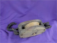 Early wood single pulley w metal pulley