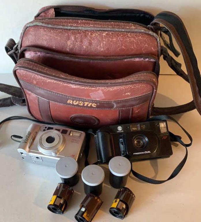 MINOLTA and VIVITAR 35mm cameras with film and bag