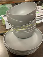 16 plastic (8)bowls (8)plates