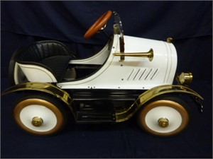 MODERN ROADSTER STYLE PEDAL CAR