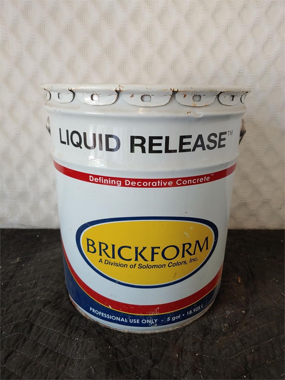 1/2 Full 5 gal Bucket of Brickform Liquid Release