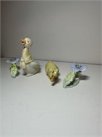2 glass ducks and 2 glass flowers