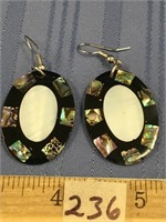 Pair of mother of pearl earrings        (g 22)