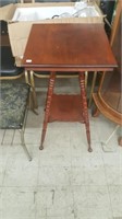 Antique Mahogany Parlor / Lamp Table