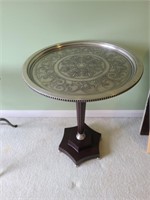 Round pedestal table