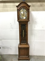 Vintage Colonial grandmother clock