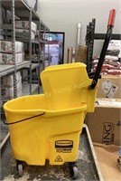 RubberMaid Wave Brake Mop Bucket With Wringer