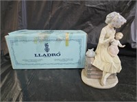 Lladro Feeding Her Daughter Porcelain Figurine