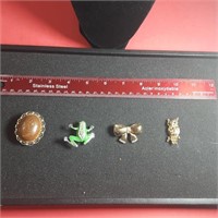 4 brooch lot, with frog