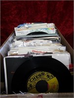 Box of 45 vinyl records. Blues and rock.