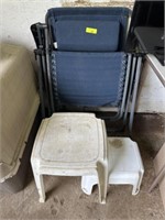 Folding lounge chair, 2 plastic foot stools
