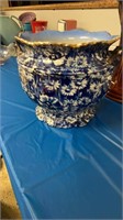 Blue and white tureen,  pedistool