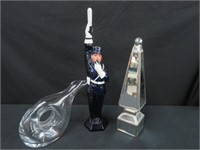 2 GLASS DECANTERS & MIRRORED CENTER PIECE
