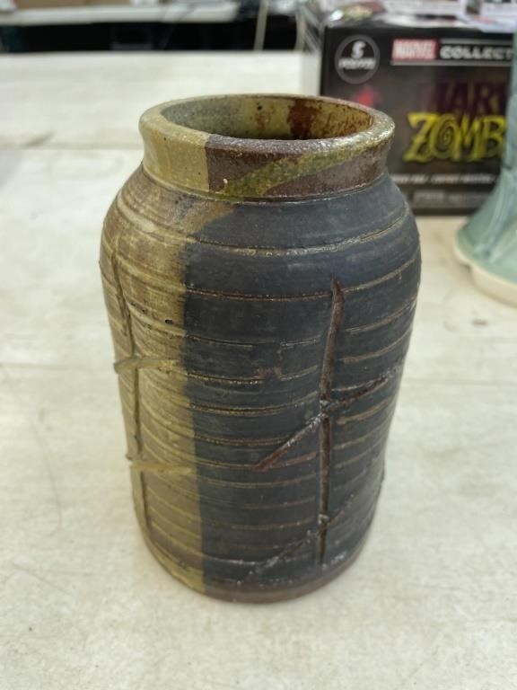 Dan Ishler vintage art pottery vase 6" tall