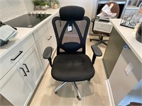 ADJUSTABLE-HEIGHT ROLLING OFFICE CHAIR