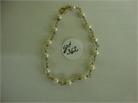 7 in 14 kt yellow gold pearl necklace.