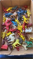 Tray lot of plastic animals and people