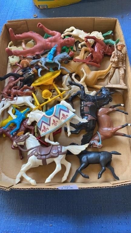 Tray lot of plastic horses, riders and others