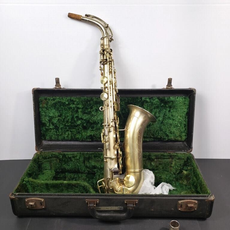 ANTIQUE AMERICAN STANDARD SAXOPHONE