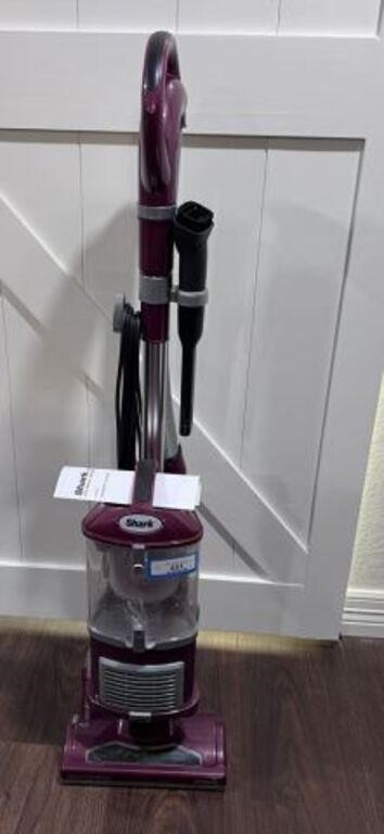 SHARK LIFT-AWAY UPRIGHT VACUUM