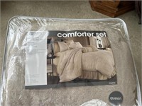 Queen comforter set