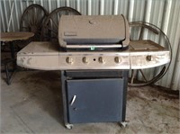 Barbecue grill with propane tank