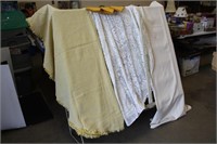 Oval Table Cloths  2, 1 Rectangle & Napkins