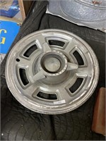 Pontiac motor division hubcap