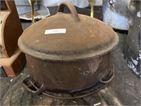 cast iron Dutch oven with lid