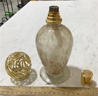 La-tee-da Glass urn lamp