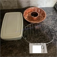 Tupperware mold and rack