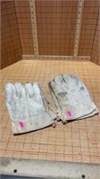 Two pair of work gloves