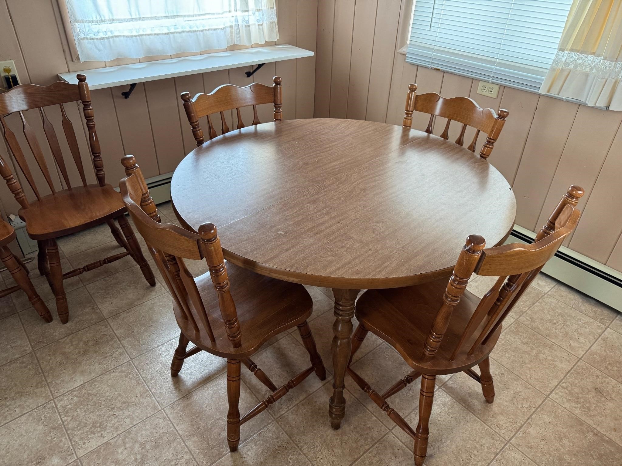 Dining Room Table, 6 Chairs, 2 leaves