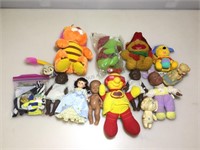 Assorted loose dolls and plush.