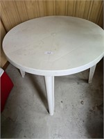 Rubbermaid App. 3' table & 2 Chairs